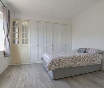 4 bedroom detached house to rent - Photo 3