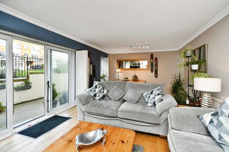 3 Bed Flat, Seymour Square, BN2 - Photo 2