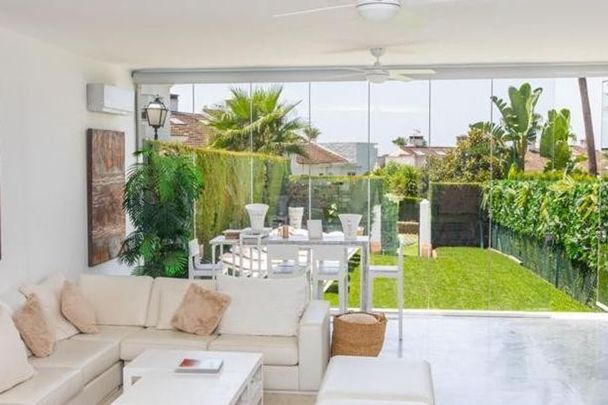 6 bedroom luxury Townhouse for rent in Estepona, Andalusia - Photo 1