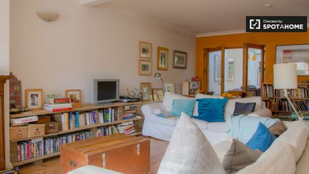 Beautiful room in shared apartment in Clontarf, Dublin - Photo 2