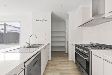 Modern Family Home with Spacious Living and Stylish Comfort - Photo 5