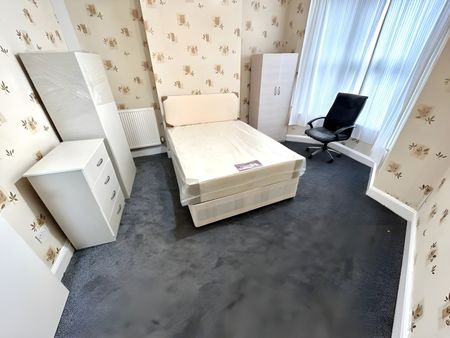 3 Bed Terraced House, Pragel Street, E13 - Photo 5