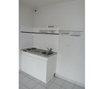 Location Appartement 1 pièce 27m² LA ROCHE SUR YON 85000 - Photo 2