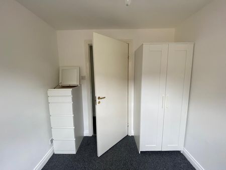 Room in a Shared Flat, Harmsworth Mews, SE11 - Photo 5