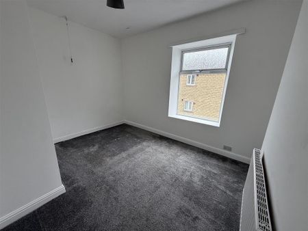 3 bedroom end of terrace house to rent - Photo 2
