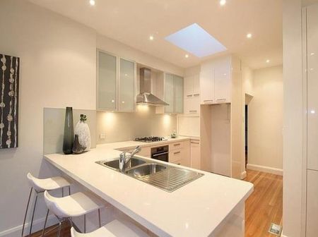 ART DECO – MCKINNON COLLEGE ZONE! - Photo 5