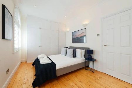 3 bedroom flat in Charing Cross - Photo 2