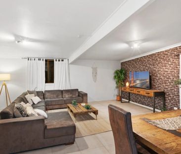 Spacious 4-Bedroom Family Home in Coombabah Paradise Point! - Photo 3