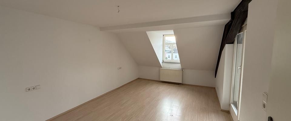 Große, helle 2-Raum DG-Wohnung mit Balkon mitten im Zentrum von Auerbach! - Photo 1