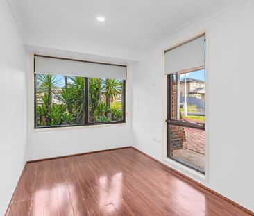 Spacious Double-Storey Family Home with garage - Photo 6