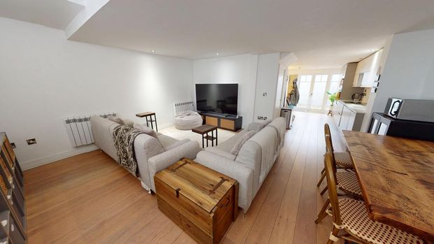 3 bedroom flat to rent - Photo 1