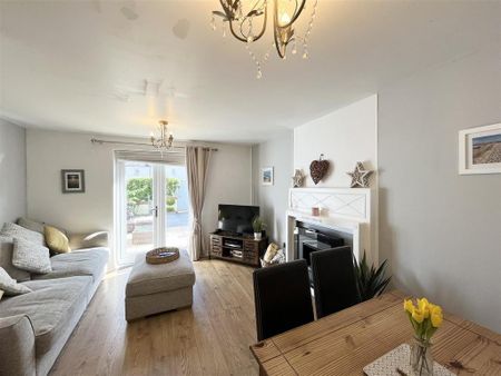 2 bedroom end of terrace house to rent - Photo 2