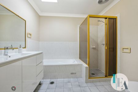 Freshly Updated 2-Bedroom Villa in a Quiet, Central Location - Photo 4