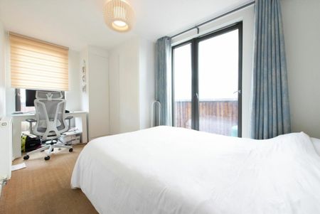 Robertson Road, E16, London - Photo 3