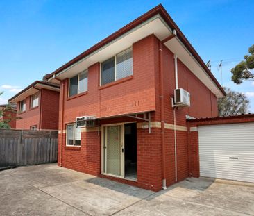 Spacious Three Bedroom Town House! - Photo 3