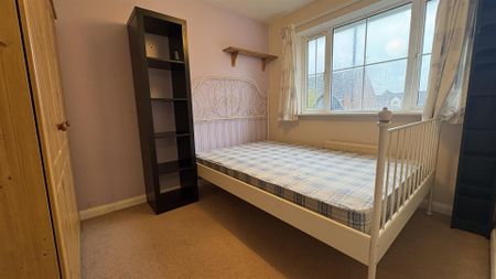 To Let - Photo 2