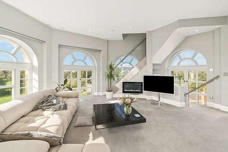 The Dome, Princess Park Manor, Royal Drive, N11 - Photo 2