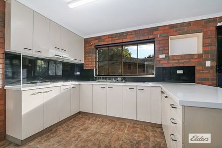 Spacious Family Home for Rent – Walk to Town! - Photo 2