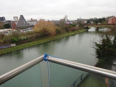 2 bedroom flat to rent - Photo 2