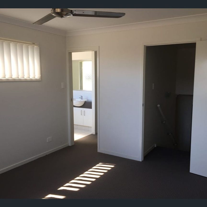 Modern Townhouse in Central Coomera Location - Photo 1