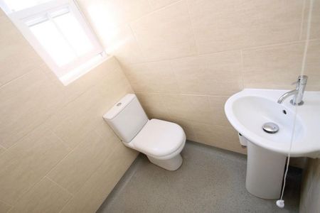 4 bedroom terraced house to rent - Photo 5