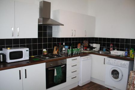 3 bedroom flat to rent - Photo 5