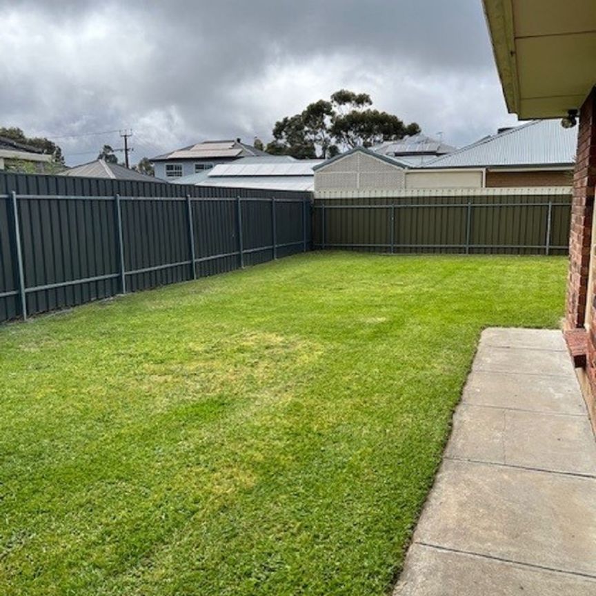 Refurbished 3 Bedroom Home - Spacious Grounds - Photo 1