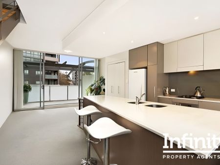 SPACIOUS SPLIT LEVEL 2 BEDROOM APARTMENT - Photo 2