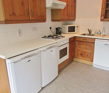 To Let 1 Bed Flat - Photo 2