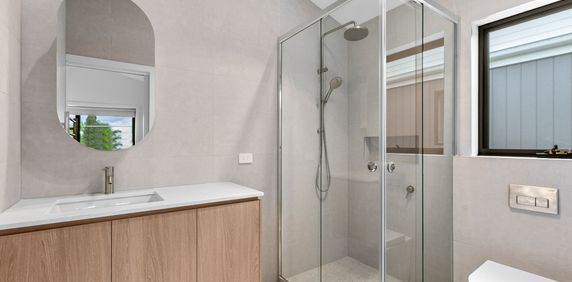 Brand New & Gorgeous - Photo 2