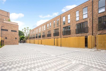 Recently built four double bedroom house with off street parking - Photo 3