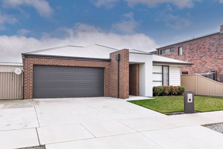 SPACIOUS FAMILY HOME! - Photo 4