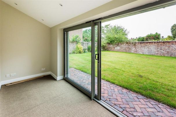 4 bedroom detached house to rent - Photo 1