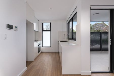 Brand New Free Standing Townhouse Syle Unit - Pet Friendly - Photo 3