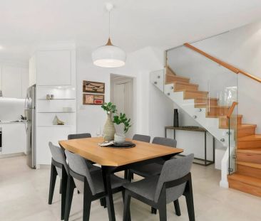 Beachside Townhouse Moments to Gordons Bay - Photo 2