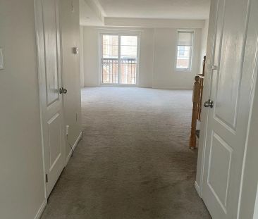 Condo Townhouse For Lease | E9299939 - Photo 5