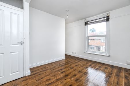 3 Bed Terraced House, Dawlish Road, E10 - Photo 4