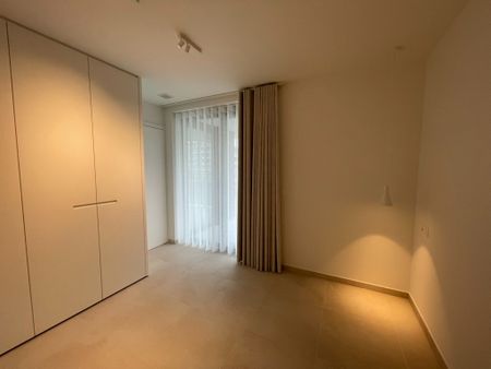 Genk, Europalaan 120 bus 33. Luxueus BEN-nieuwbouwappartement met 1 slaapkamer, ruim terras (19m2), autostaanplaats, berging en 2 fietsenstallingen in hartje Genk. - Photo 2