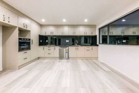 Spacious 5-Bedroom Family Home for Rent in Point England - Photo 5