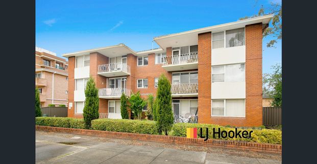 VERY SPACIOUS REFRESHED 2 BEDROOM APARTMENT - SO CLOSE TO BEACH & ALL! - Photo 1