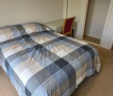 Altona Meadows - Photo 4