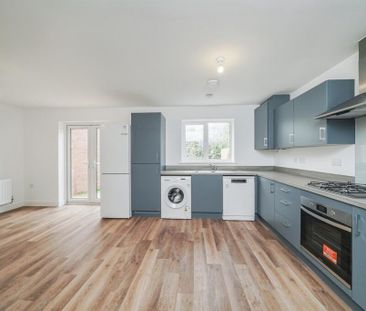 4 bedroom semi-detached house to rent - Photo 6