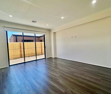 Stunning 4-Bedroom Contemporary Home - Available Now - Photo 2