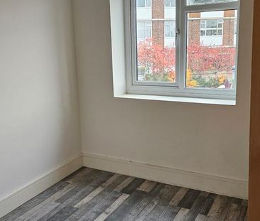 3 bedroom flat to rent - Photo 2