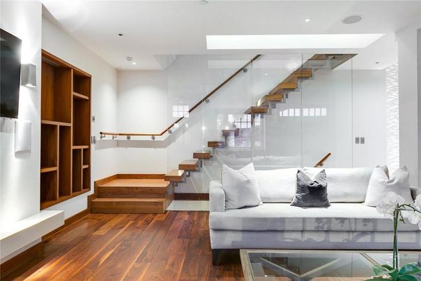 3 bedroom mews to rent - Photo 1