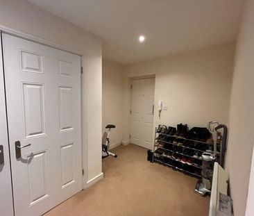 2 bed flat to rent in Cossack Street, Rochester, ME1 - Photo 2