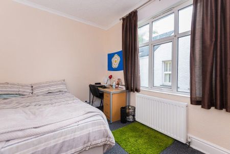 4 bedroom semi-detached house to rent - Photo 2