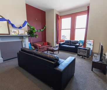 Large, Centrally Located Flat with Stunning Views - Photo 1