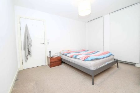 3 bedroom flat in London - Photo 4