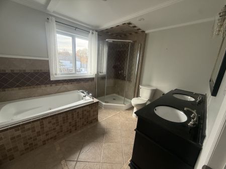 For Lease - 18 Fagan Drive, Halton Hills, Ontario - Photo 3